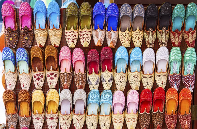 Široká ponuka arabských sandálov v rôznych farbách a motívoch