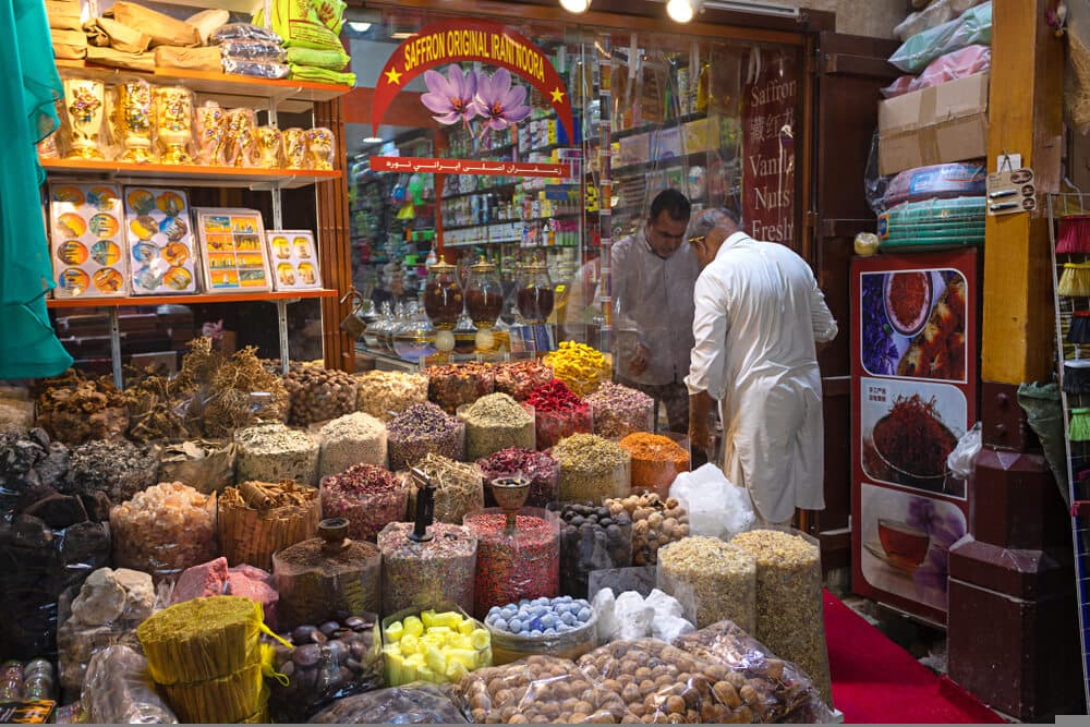 Široká ponuka arabských korenín na trhu Dubai spice souk
