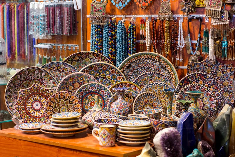 Remeselné výrobky ako keramiky, náramky či tkané košíky sú typické pre Dubaj