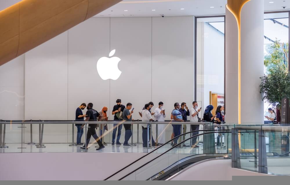 Dlhý rad ĺudí čakajúci pred Apple store v Dubai mall