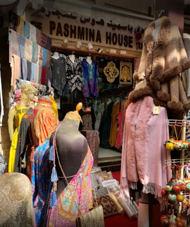 Široká ponuka pašmínových šálov a iného textilu v Pashmina House Dubaj