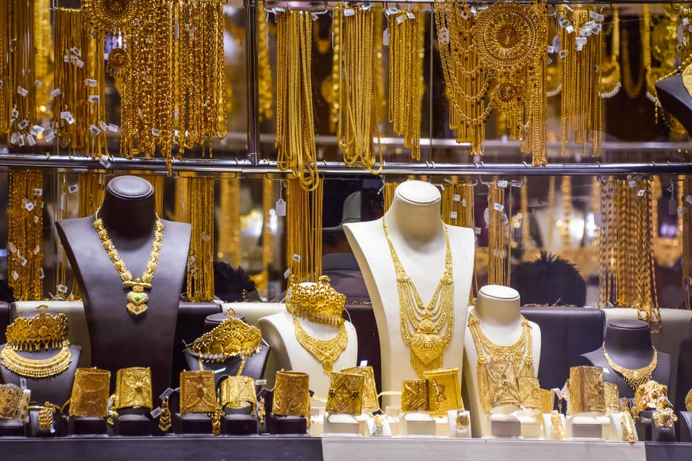 Výklad so zlatými šperkami na trhu Dubai gold souk