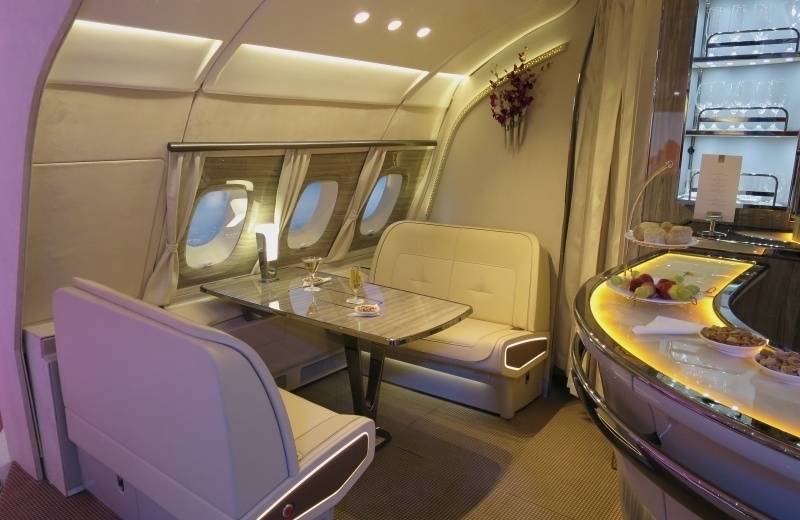 Luxusný salónik a bar na palubách lietadiel Emirates A380