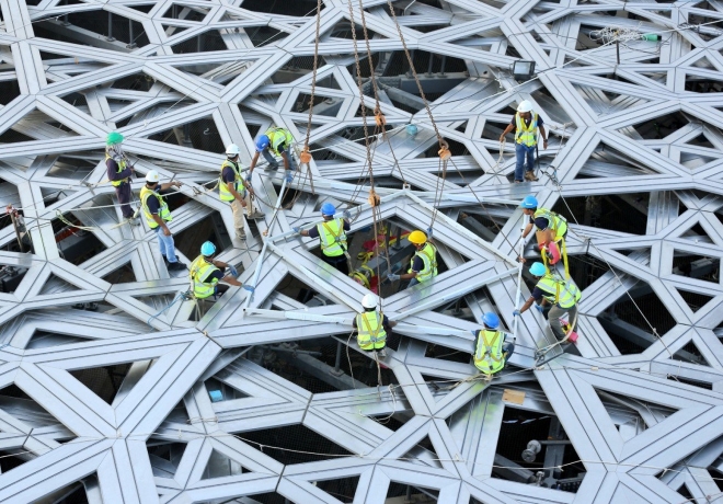 Výstavba múzea Louvre Abu Dhabi v Emirátoch