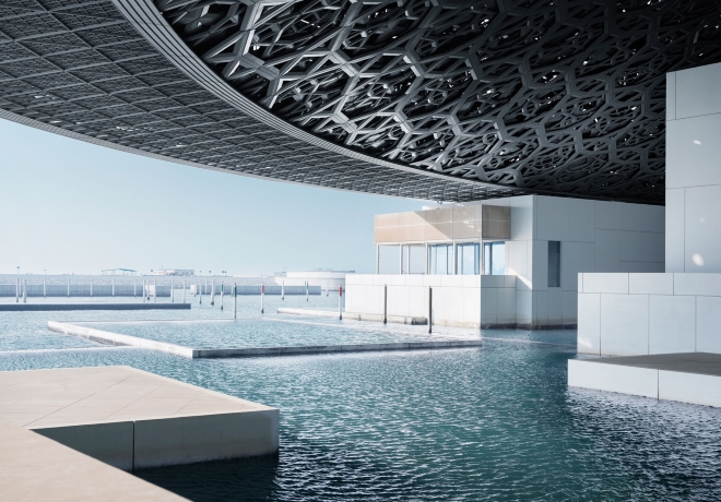 Výstavba múzea Louvre Abu Dhabi v Emirátoch