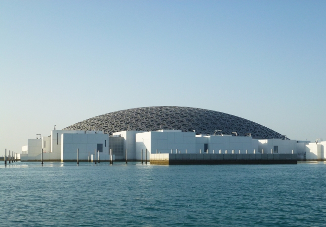 Výstavba múzea Louvre Abu Dhabi v Emirátoch