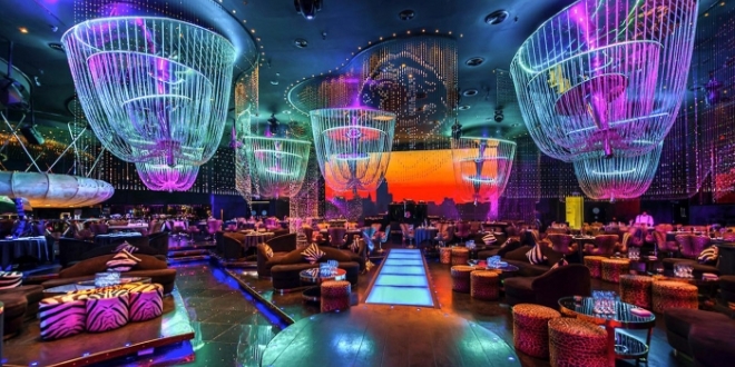 Exkluzívny nočný klub Cavalli s krištálovými lustrami od Swarovski v Dubaji