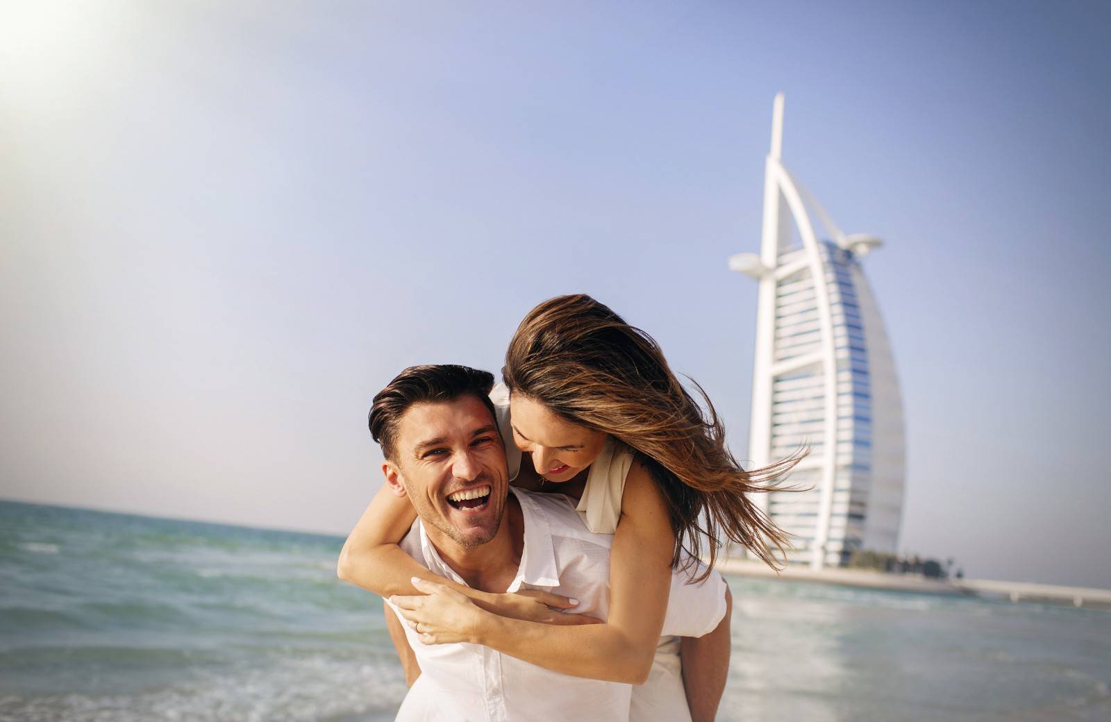 Дубай на неделю на двоих. Влюблённые в Дубае. Пара в ОАЭ. Семья в Дубае. Счастливые туристы в ОАЭ.