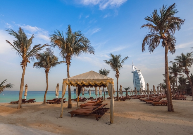 Pláž pred komplexom hotelov Madinat Jumeirah v Dubaji
