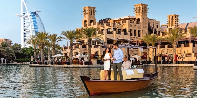 Plavba po vodných kanáloch "arabského mesta" Madinat Jumeirah v Dubaji