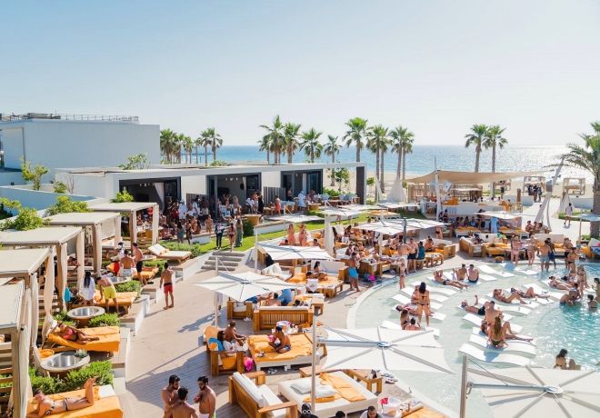 Luxusný plážový klub Nikki Beach Club v Dubaji