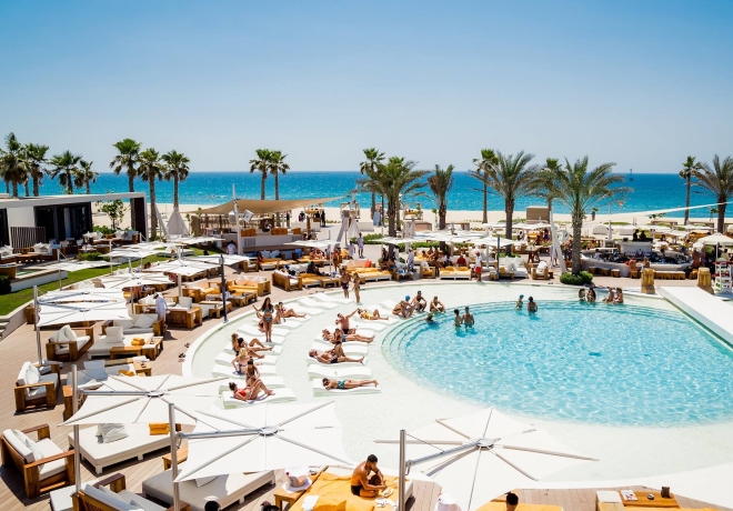 Luxusný plážový klub Nikki Beach Club v Dubaji