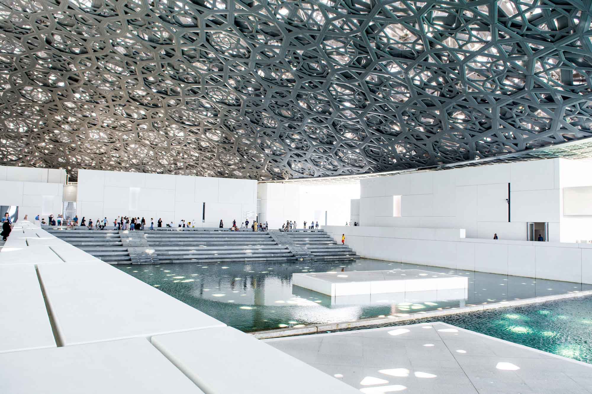 Múzeum Louvre Abu Dhabi je najväčšie umelecké múzeum, ktoré sa nachádza na Arabskom polostrove.