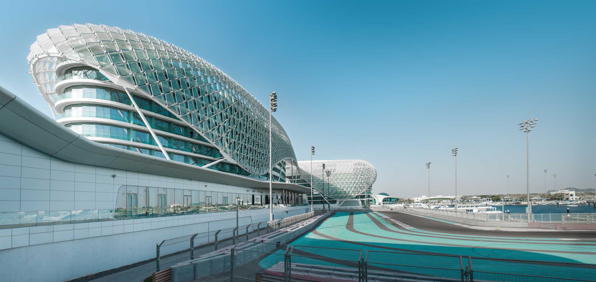 Ikonický hotel
W Abu Dhabi je napoly postavený na vode a na pevnine, pretína dokonca aj známy
okruh F1 Yas Marina Circuit.