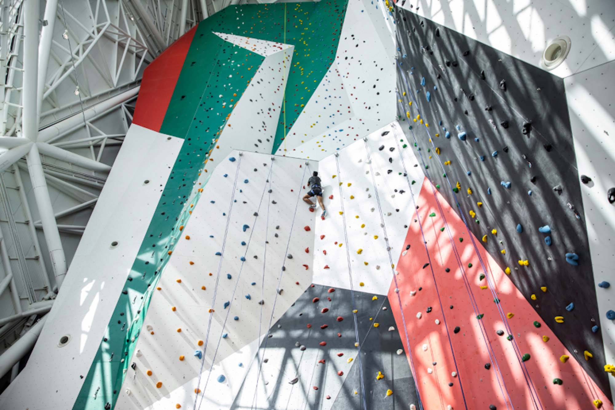  V novootvorenom
CLYMB v Abu Dhabi sa nachádza najvyššia indoorová lezecká stena na svete.