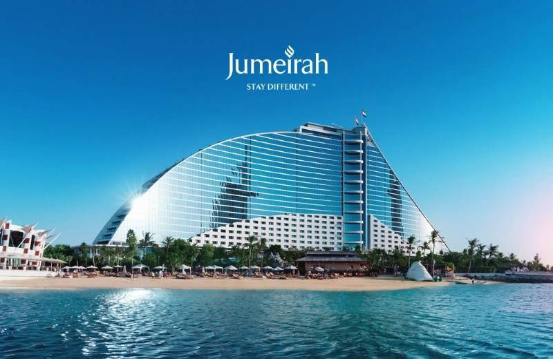 Hotel Jumeirah Beach leží hneď vedľa rovnomennej pláže.