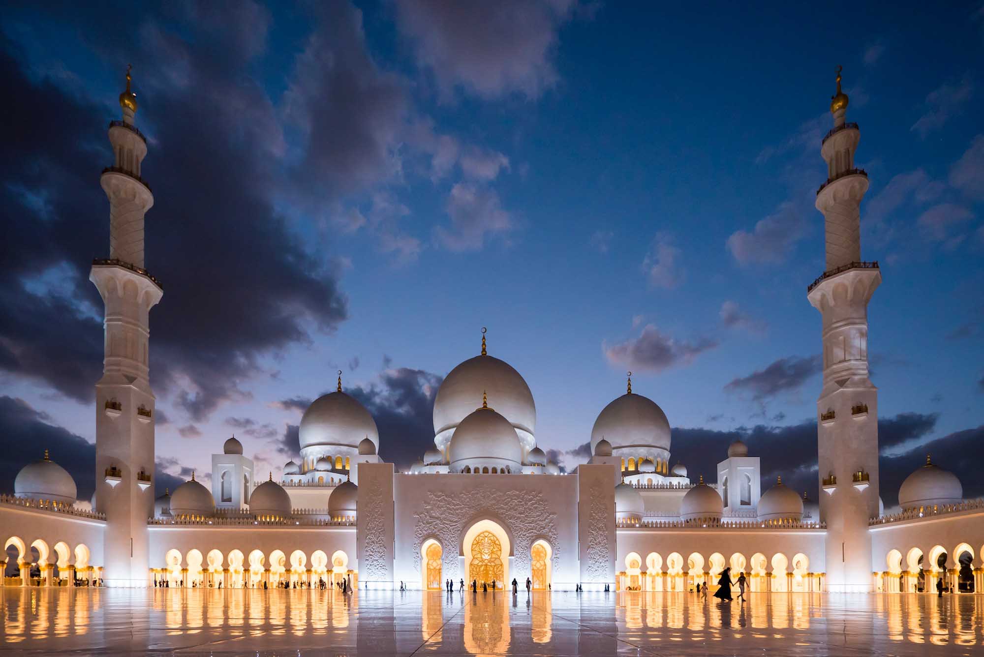 Prepracovaný architektonický návrh, biela farba, množstvo kupol, dva vysoko sa týčiace minarety a prekrásne dláždené nádvorie sa stali typickým symbolom pre Spojené arabské emiráty.