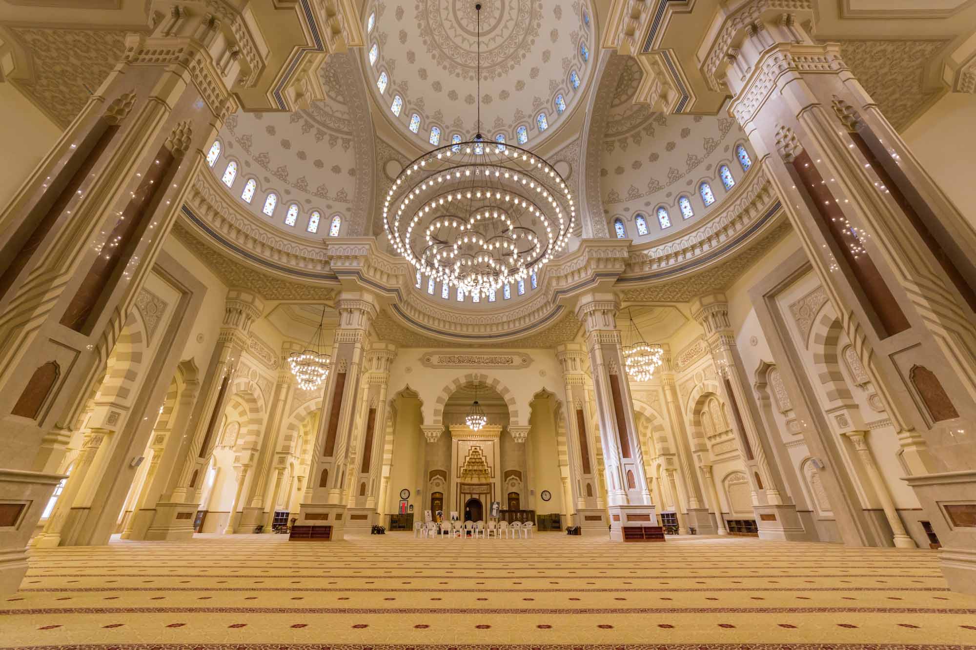Bohato zdobený
interiér má kapacitu pre viac ako 25-tisíc veriacich.