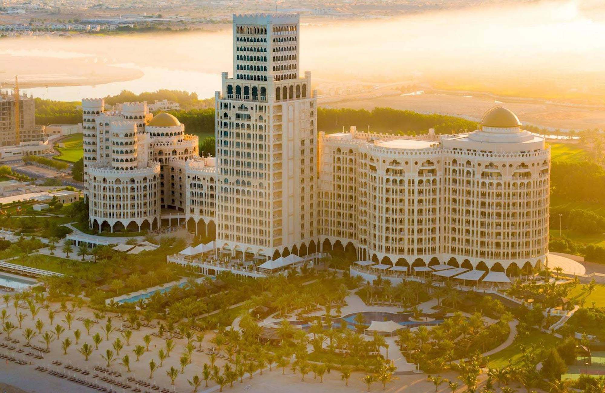 Hotel sa
nachádza v tichom a pokojnom rekreačnom komplexe Al Hamra Village a patrí do
medzinárodnej siete prestížnych hotelov Waldorf Astoria.