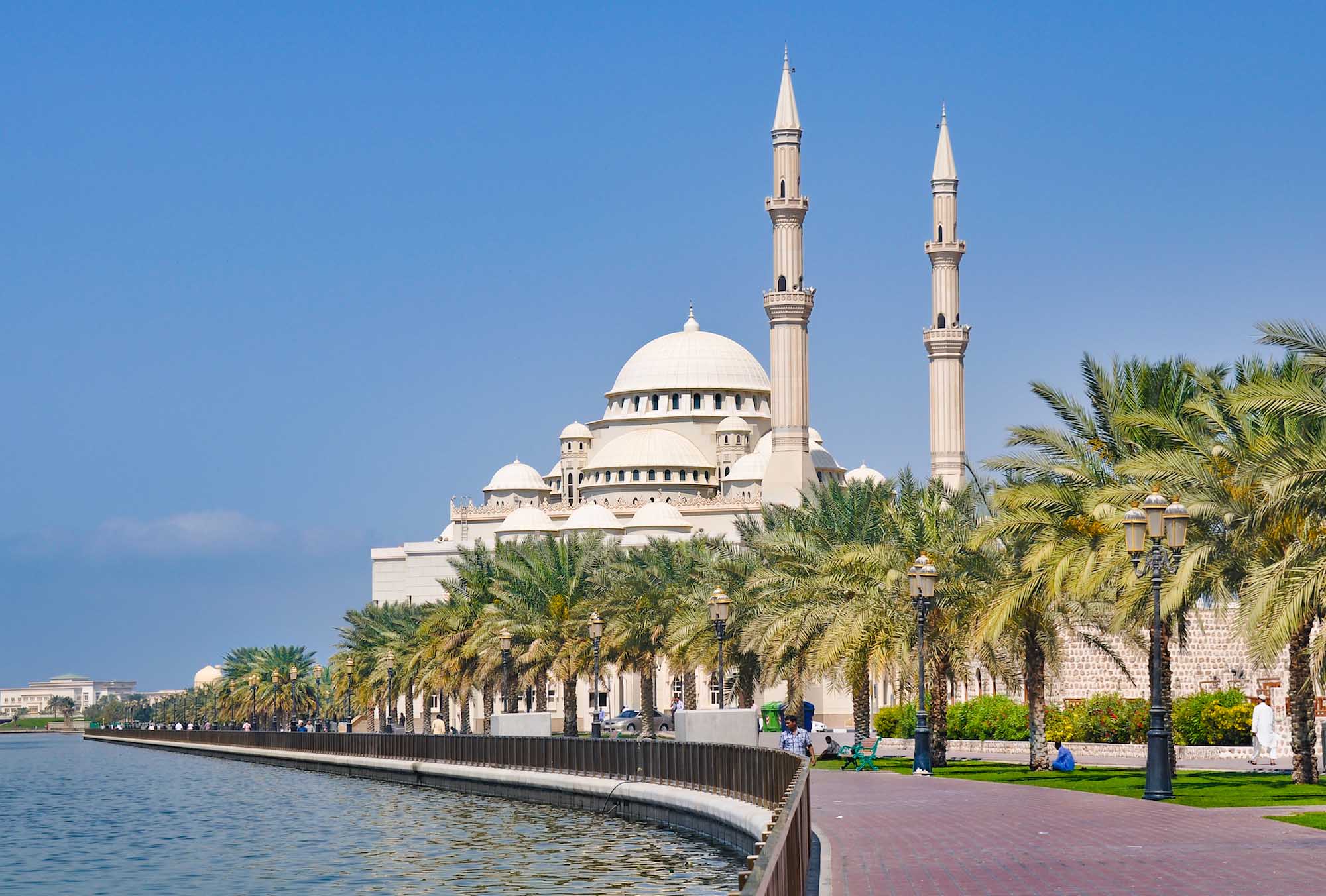 Kaskádová
kupola a dva vysoké minarety – návrh mešity Al Noor bol inšpirovaný Mešitou
sultána Ahmeda, ktorá je známa aj ako Modrá mešita.
