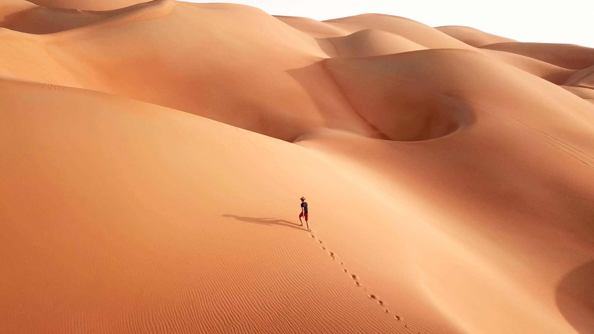 Prejsť sa po dunách arabskej púšte v oblasti Liwa Oasis v Abu Dhabi je neobyčajný zážitok.