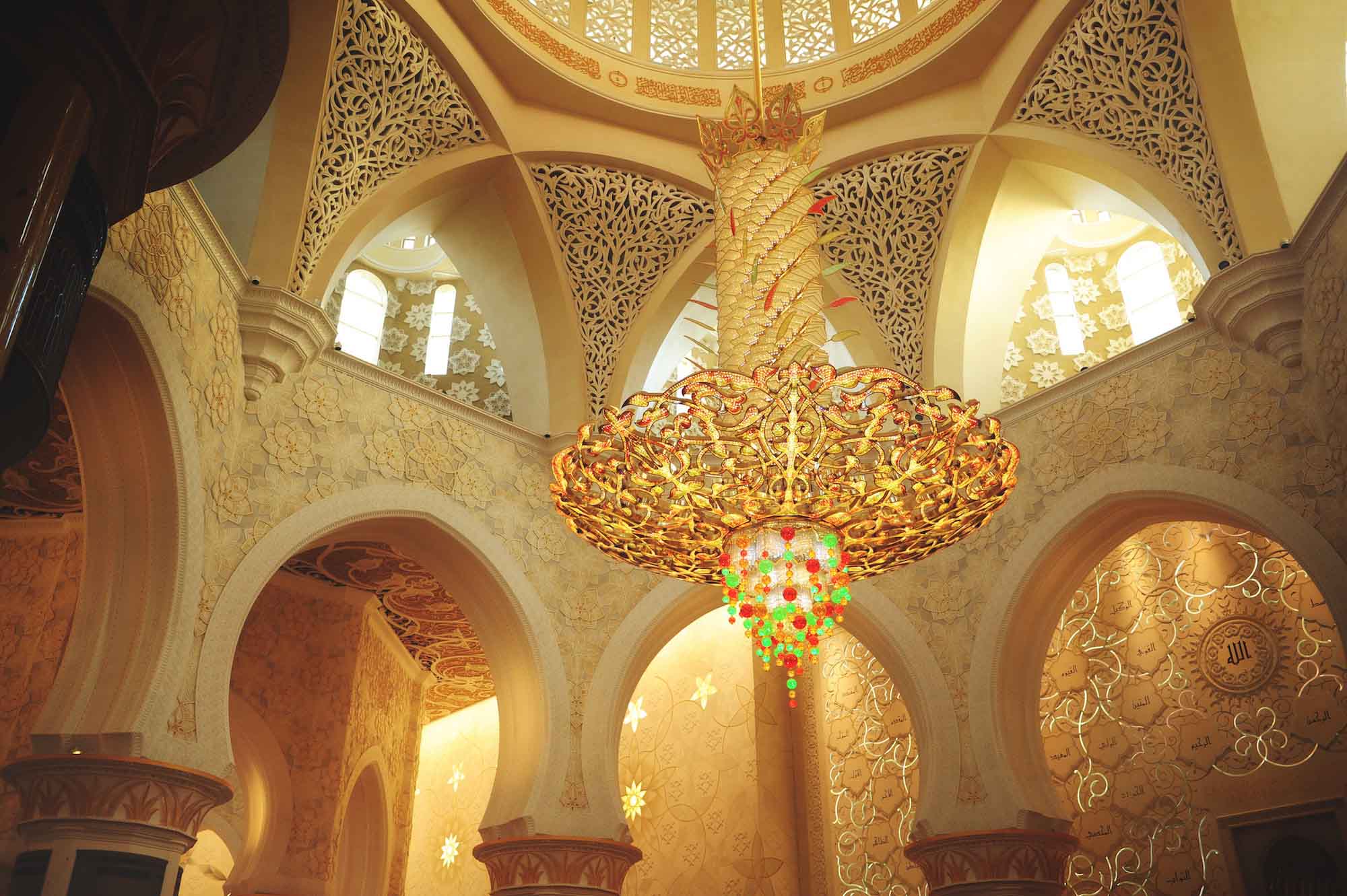 Mešitu šejka
Zayeda vo vnútri zdobia obrovské lustre, ktoré sú vyrobené z tých najdrahších a
najkvalitnejších materiálov.
