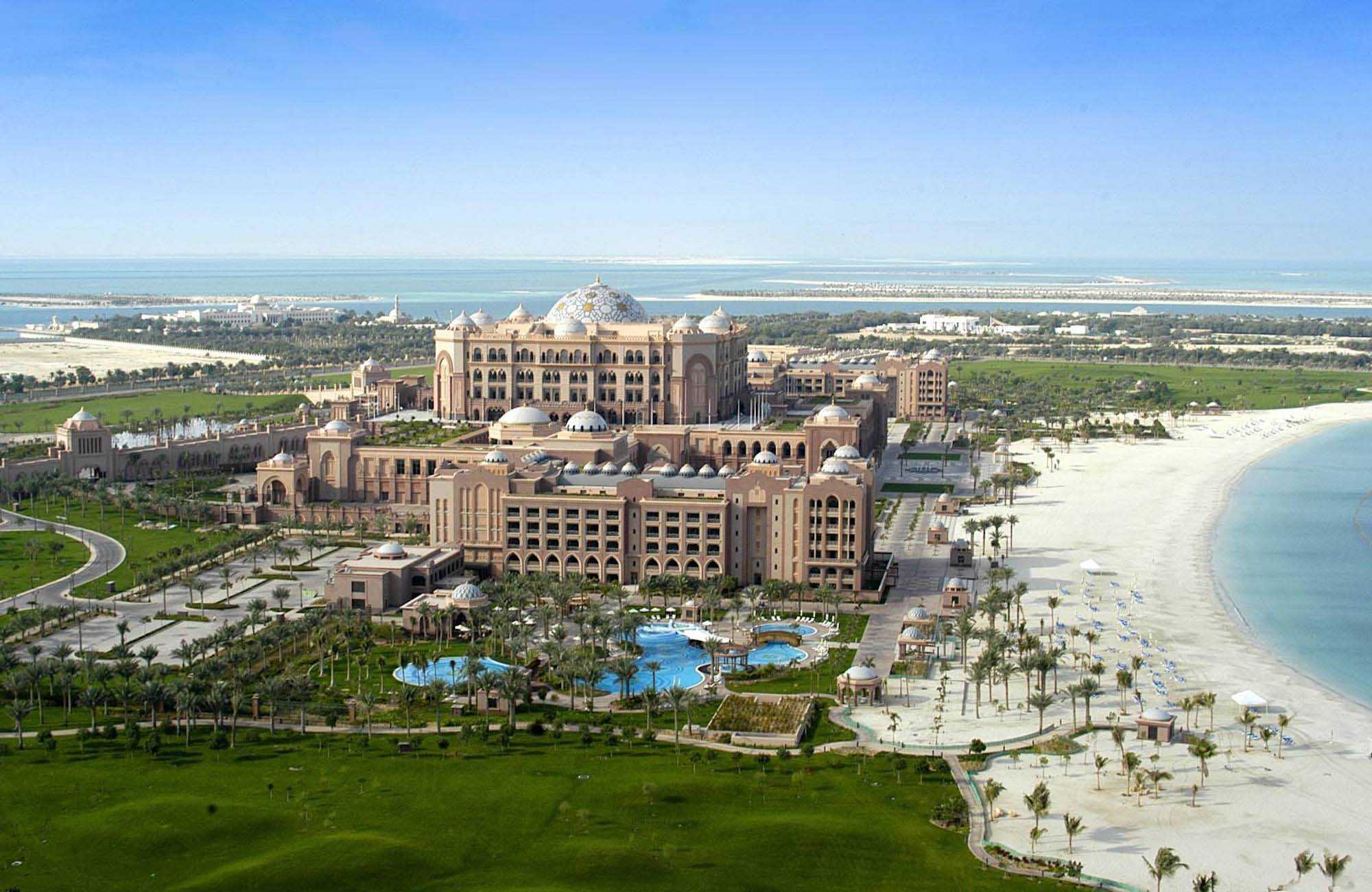 K hotelu Emirates Palace***** patrí aj pláž dlhá až 1,3 kilometra s bielym pieskom.