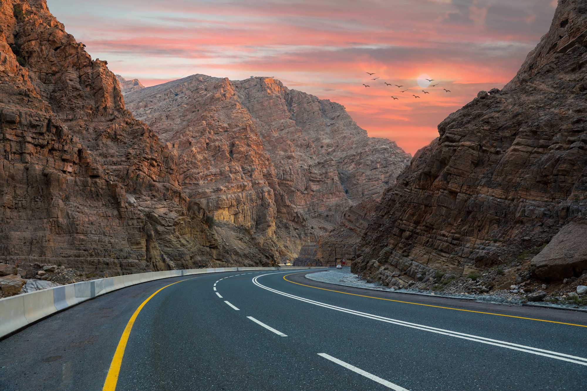 Ak si požičiate auto, čakajú na vás takéto parádne výhľady už počas vašej cesty k Jebel Jais.
