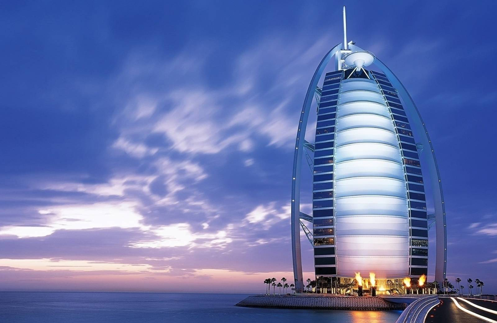 Hotel Burj al Arab je poznávacím znakom Dubaja.