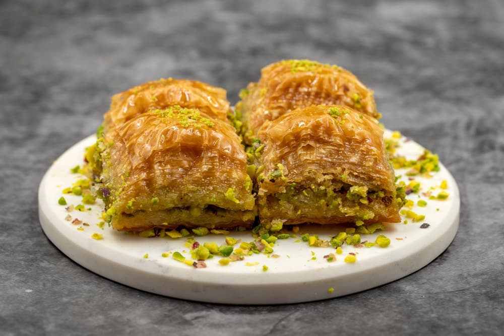 Baklava posypaná pistáciami