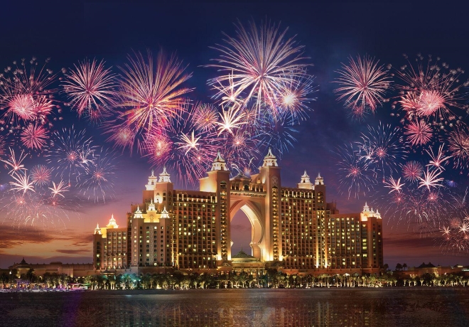 Ohňostroj počas osláv nového roka v Dubaji - hotel Atlantis The Palm