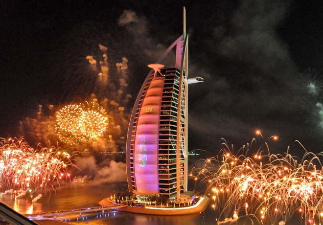 Ohňostroj počas osláv nového roka v Dubaji - hotel Atlantis The Palm