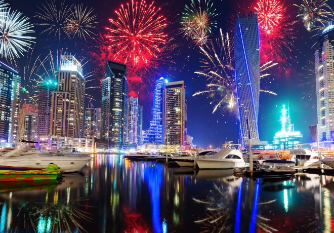 Ohňostroj počas osláv nového roka v Dubaji - letovisko Dubai Marina